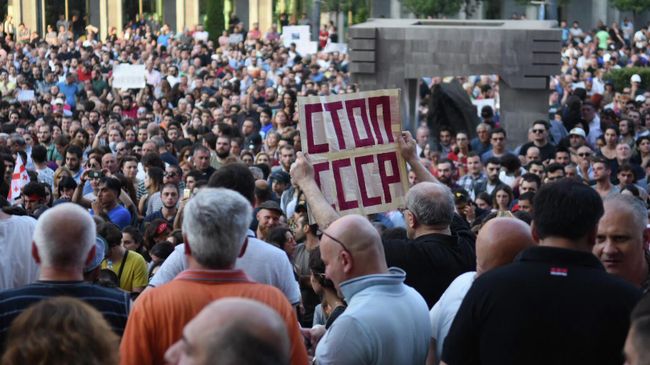 Участники акции протеста у здания парламента Грузии в Тбилиси Участники акции протеста у здания парламента Грузии в Тбилиси