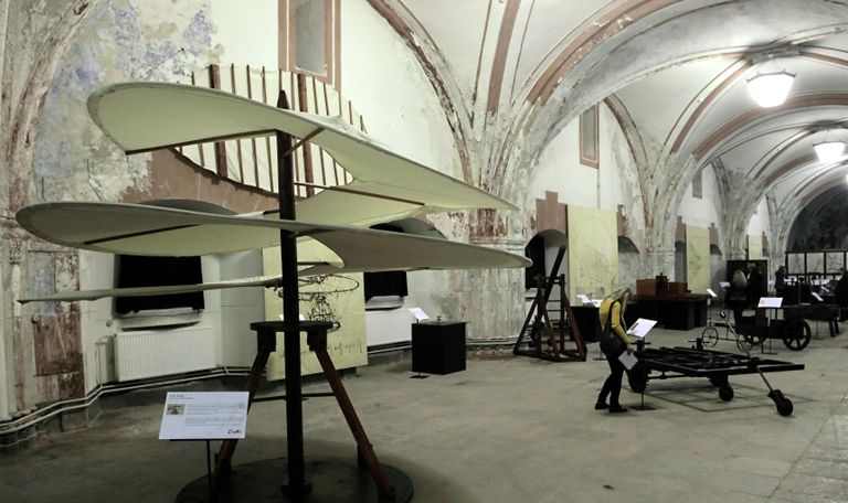 Прототип геликоптера на выставке Гений да Винчи в музее Артилерии и инженерных войск в Санкт-Петербурге. Прототип геликоптера на выставке Гений да Винчи в музее Артилерии и инженерных войск в Санкт-Петербурге.