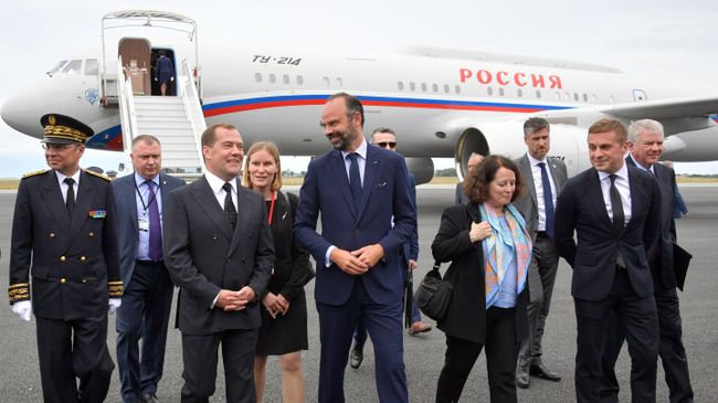 Председатель правительства РФ Дмитрий Медведев и премьер-министр Франции Эдуар Филипп во время церемонии встречи в аэропорту Гавра. 24 июня 2019 Председатель правительства РФ Дмитрий Медведев и премьер-министр Франции Эдуар Филипп во время церемонии встречи в аэропорту Гавра. 24 июня 2019