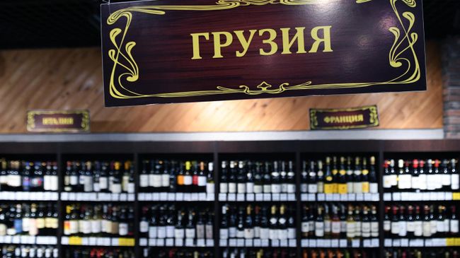 Грузинские вина на полках магазина