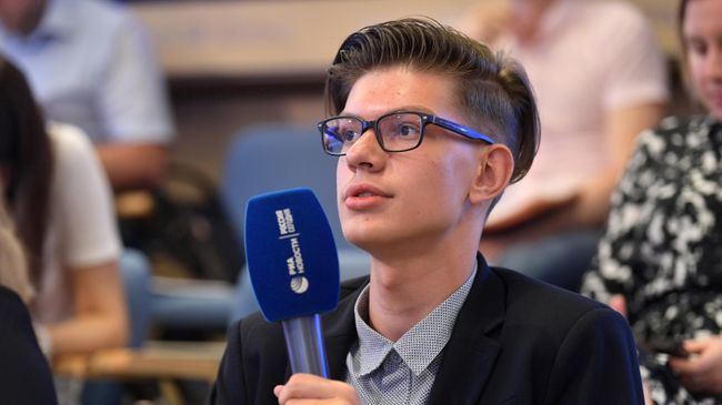Школьник Даниил Дрябин из Тульской области, набравший на ЕГЭ-2019 400 баллов, на пресс-конференции в МИА Россия сегодня. 24 июня 2019 Школьник Даниил Дрябин из Тульской области, набравший на ЕГЭ-2019 400 баллов, на пресс-конференции в МИА Россия сегодня. 24 июня 2019