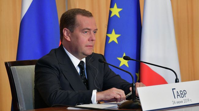 Председатель правительства РФ Дмитрий Медведев во время совместной с премьер-министром Франции Эдуаром Филиппом пресс-конференции по итогам встречи в Гавре Председатель правительства РФ Дмитрий Медведев во время совместной с премьер-министром Франции Эдуаром Филиппом пресс-конференции по итогам встречи в Гавре