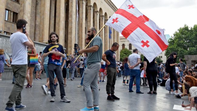 Участники акции протеста у здания парламента Грузии в Тбилиси Участники акции протеста у здания парламента Грузии в Тбилиси