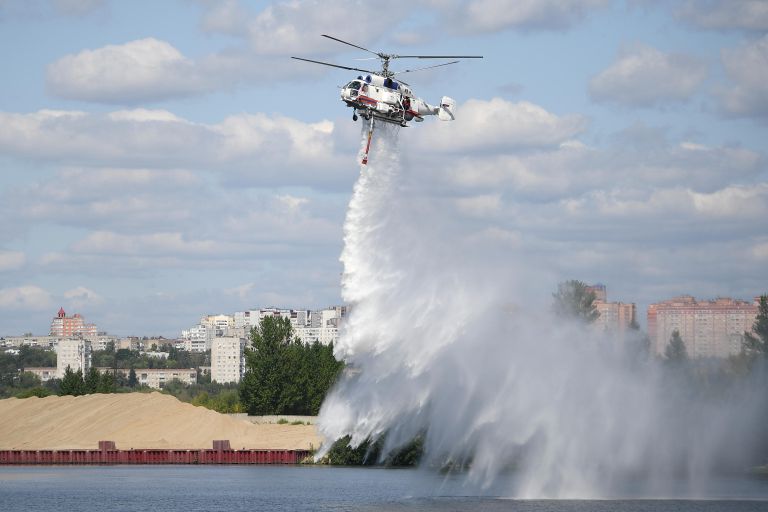 Пожарно-спасательный вертолет Ка-32А на показательном тушении пожара в Москве Пожарно-спасательный вертолет Ка-32А на показательном тушении пожара в Москве