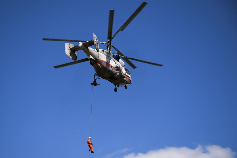 Спасатель-медик спускается на тросе с вертолета Ка-32А МАЦ во время учений Спасатель-медик спускается на тросе с вертолета Ка-32А МАЦ во время учений