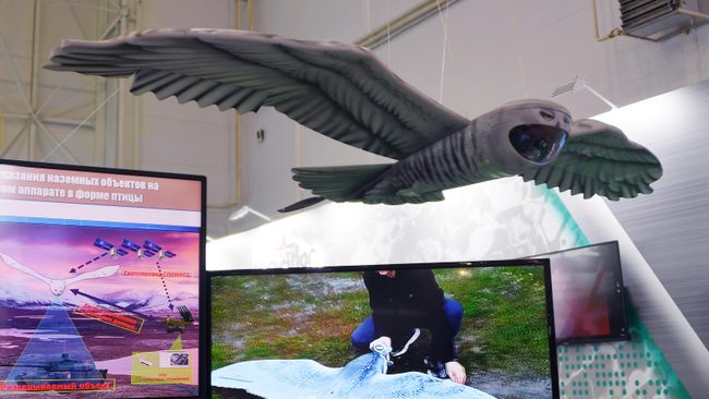 Комплекс разведки и целеуказания наземных объектов на беспилотном летательном аппарате в форме птицы на Международном военно-техническом форуме Армия-2019 Комплекс разведки и целеуказания наземных объектов на беспилотном летательном аппарате в форме птицы на Международном военно-техническом форуме Армия-2019