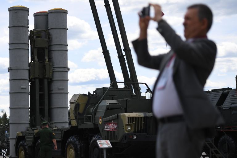Пусковая установка зенитно-ракетного комплекса (ЗРК) С-300 Фаворит на Международном военно-техническом форуме Армия-2019 Пусковая установка зенитно-ракетного комплекса (ЗРК) С-300 Фаворит на Международном военно-техническом форуме Армия-2019