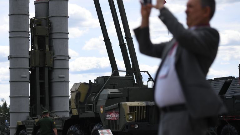 Пусковая установка зенитно-ракетного комплекса (ЗРК) С-300 Фаворит на Международном военно-техническом форуме Армия-2019 Пусковая установка зенитно-ракетного комплекса (ЗРК) С-300 Фаворит на Международном военно-техническом форуме Армия-2019