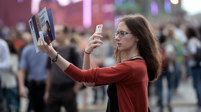 Девушка на книжном фестивале Красная площадь в Москве Девушка на книжном фестивале Красная площадь в Москве