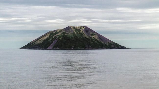 Северный остров средней группы Большой гряды Курильских островов - Райкоке Северный остров средней группы Большой гряды Курильских островов - Райкоке
