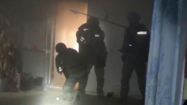 Сотрудники ФСБ РФ во время спецоперации в Саратове Сотрудники ФСБ РФ во время спецоперации в Саратове