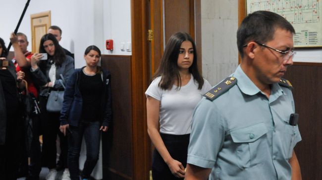 Ангелина Хачатурян, обвиняемая в соучастии в жестоком убийстве своего отца, в Басманном суде Ангелина Хачатурян, обвиняемая в соучастии в жестоком убийстве своего отца, в Басманном суде