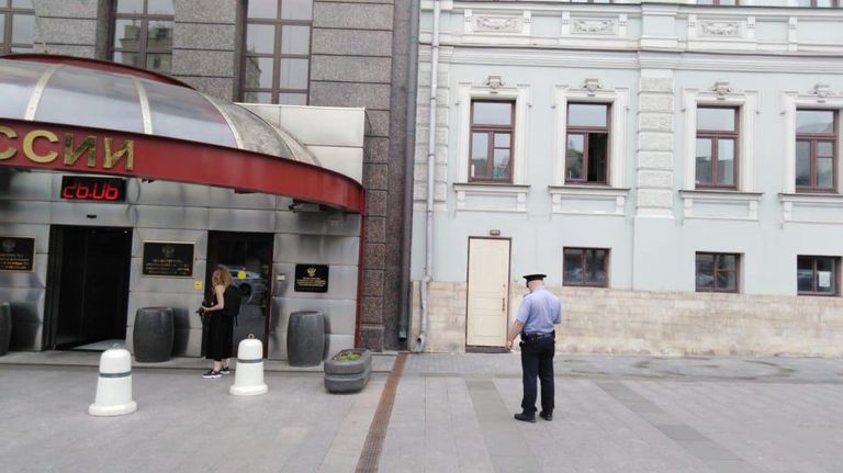 Человека, протестовавшего у Минстроя в Москве, задержали
Человека, протестовавшего у Минстроя в Москве, задержали