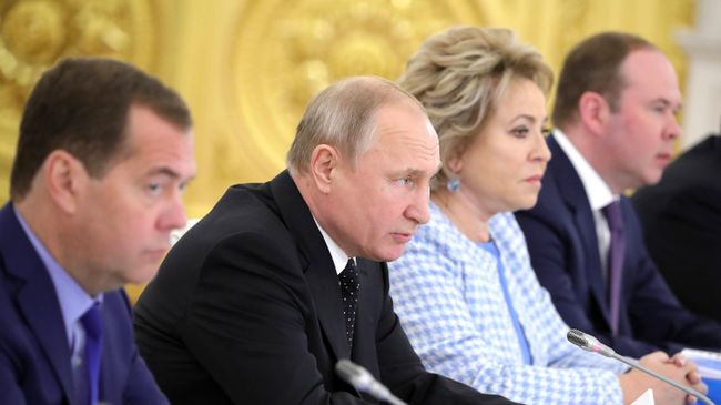 Президент России Владимир Путин и председатель правительства Дмитрий Медведев на заседании в Кремле Государственного совета по вопросу модернизации дорожного движения