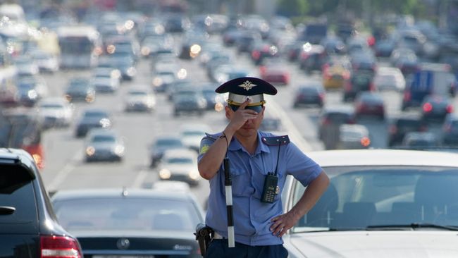 Сотрудник ГИБДД на улице Москвы Сотрудник ГИБДД на улице Москвы