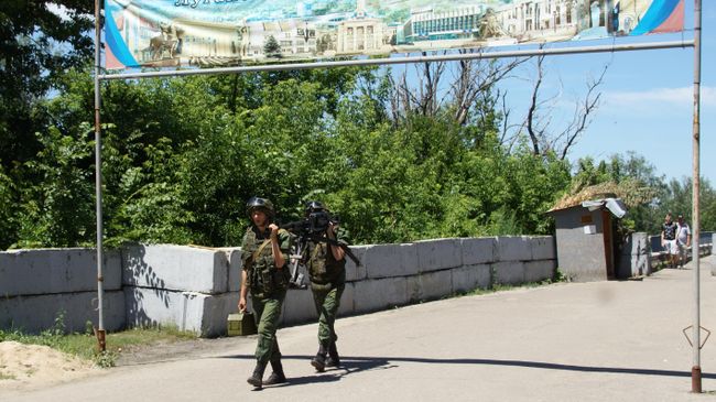 Военнослужащие ЛНР в районе пропускного пункта Станица Луганская, куда прибыли представители ОБСЕ для наблюдения за первым этапом отвода украинских подразделений. 26 июня 2019