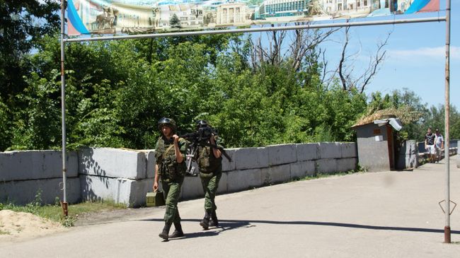 Военнослужащие ЛНР в районе пропускного пункта Станица Луганская, куда прбыли представители ОБСЕ для наблюдения за первым этапом отвода украинских подразделений