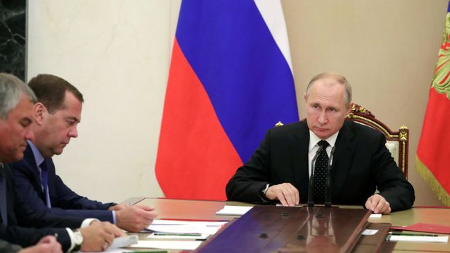Владимир Путин и председатель правительства РФ Дмитрий Медведев во время совещания с постоянными членами Совета безопасности РФ. 26 июня 2019 Владимир Путин и председатель правительства РФ Дмитрий Медведев во время совещания с постоянными членами Совета безопасности РФ. 26 июня 2019