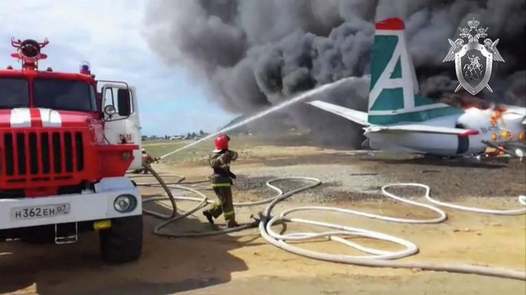 Сотрудники противопожарной службы тушат пожар на месте аварийной посадки самолёта Ан-24 в Нижнеангарске. Стоп-кадр с видео, предоставленного СК РФ Сотрудники противопожарной службы тушат пожар на месте аварийной посадки самолёта Ан-24 в Нижнеангарске. Стоп-кадр с видео, предоставленного СК РФ