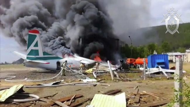 Сотрудники противопожарной службы тушат пожар на месте аварийной посадки самолёта Ан-24 в Нижнеангарске Сотрудники противопожарной службы тушат пожар на месте аварийной посадки самолёта Ан-24 в Нижнеангарске