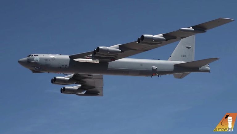 Первый полет B-52 Stratofortress, оснащенного прототипом гиперзвуковой ракеты AGM-183A Первый полет B-52 Stratofortress, оснащенного прототипом гиперзвуковой ракеты AGM-183A