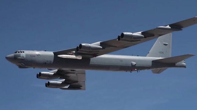 Первый полет B-52 Stratofortress, оснащенного прототипом гиперзвуковой ракеты AGM-183A Первый полет B-52 Stratofortress, оснащенного прототипом гиперзвуковой ракеты AGM-183A