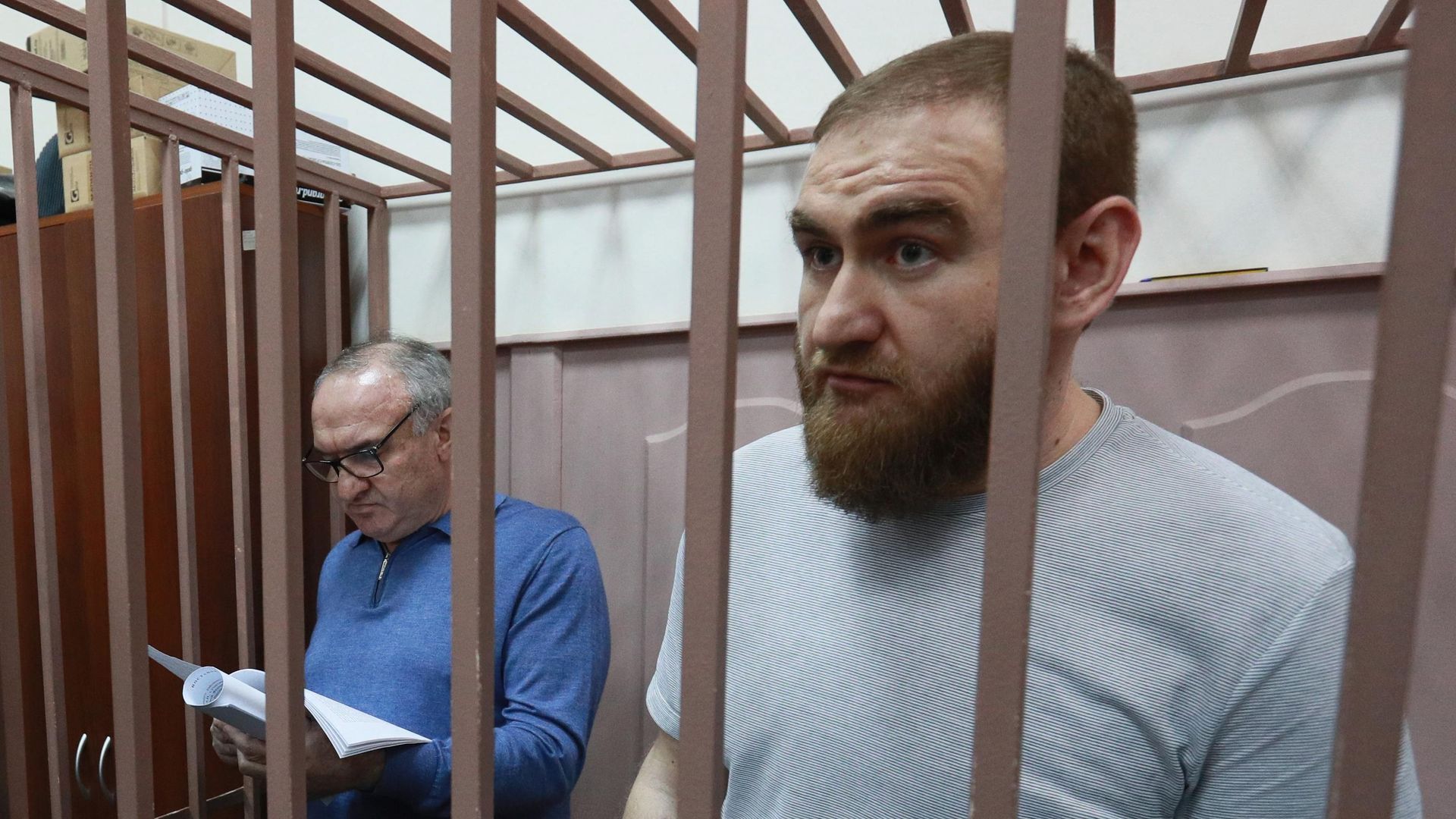 Бывший сенатор от Карачаево-Черкесии Рауф Арашуков и советник генерального директора Газпром межрегионгаз Рауль Арашуков в Басманном суде Москвы Бывший сенатор от Карачаево-Черкесии Рауф Арашуков и советник генерального директора Газпром межрегионгаз Рауль Арашуков в Басманном суде Москвы - РИА Новости, 1920, 27.05.2020