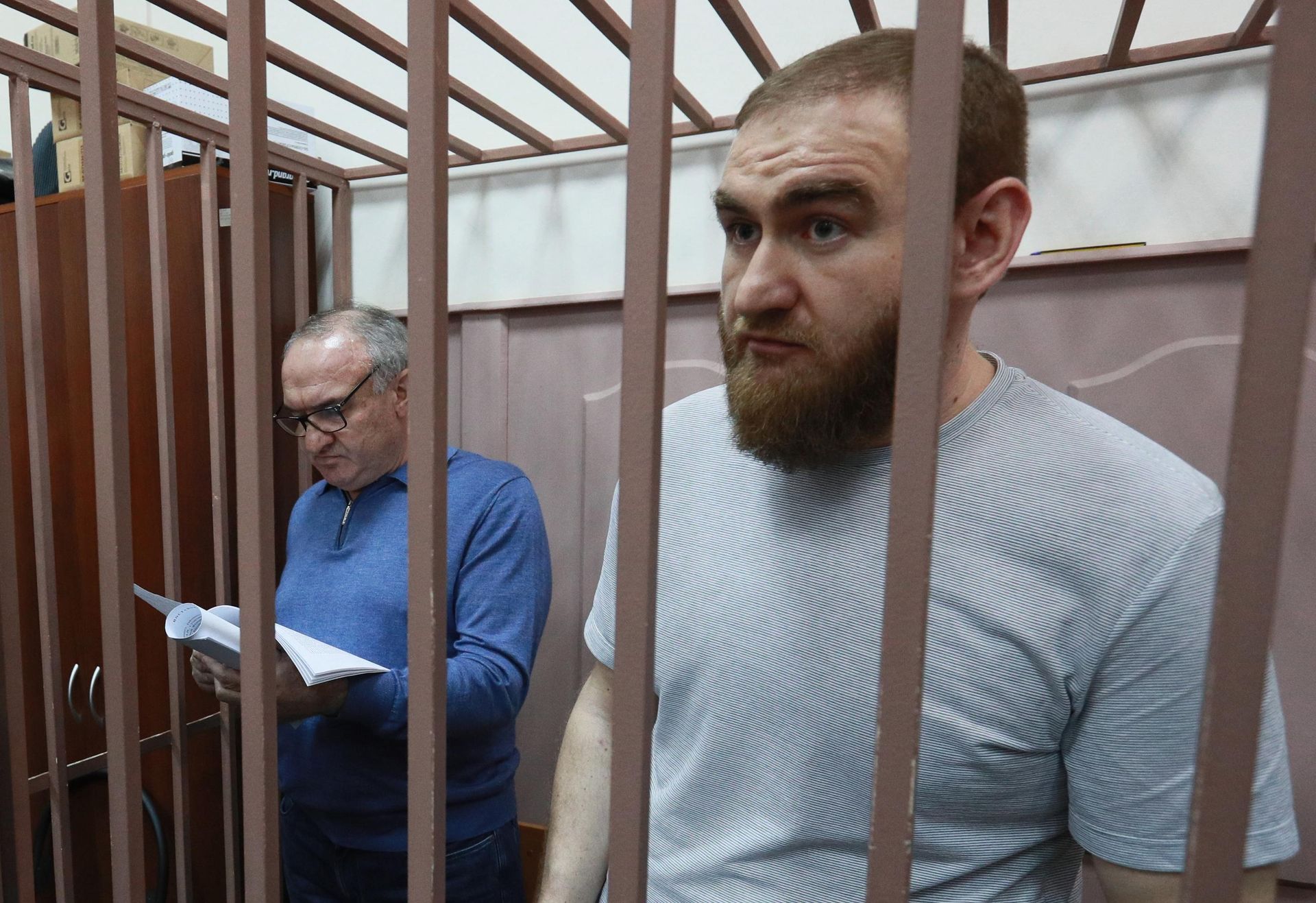Бывший сенатор от Карачаево-Черкесии Рауф Арашуков и советник генерального директора Газпром межрегионгаз Рауль Арашуков в Басманном суде Москвы Бывший сенатор от Карачаево-Черкесии Рауф Арашуков и советник генерального директора Газпром межрегионгаз Рауль Арашуков в Басманном суде Москвы - РИА Новости, 1920, 16.12.2022