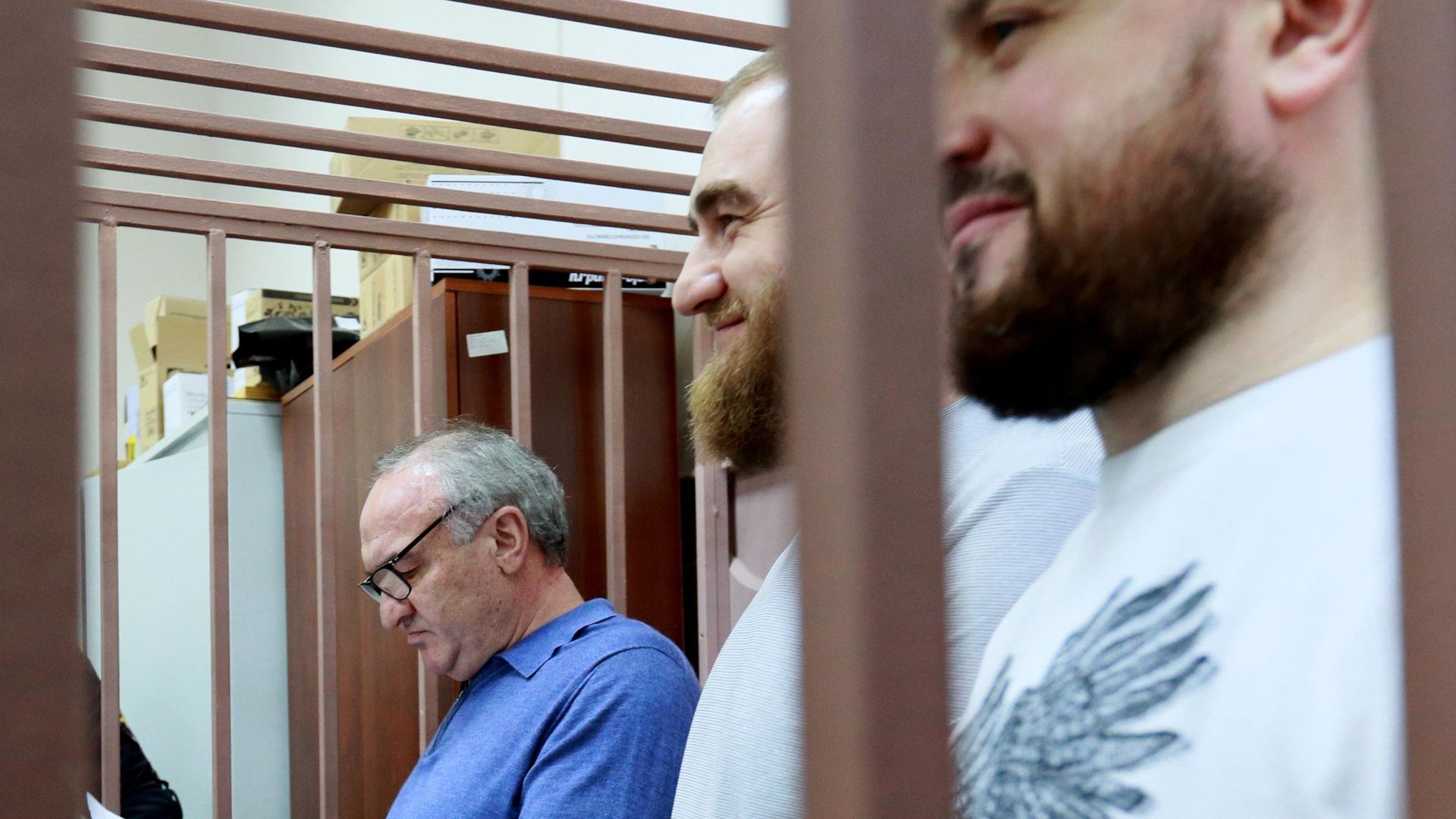 Советник генерального директора Газпром межрегионгаз Рауль Арашуков, бывший сенатор от Карачаево-Черкесии Рауф Арашуков, генеральный директор ООО Газпром межрегионгаз Астрахань Руслан Арашуков, обвиняемые в мошенничестве,  в Басманном суде города Москвы. 27 июня 2019 - РИА Новости, 1920, 14.04.2021
