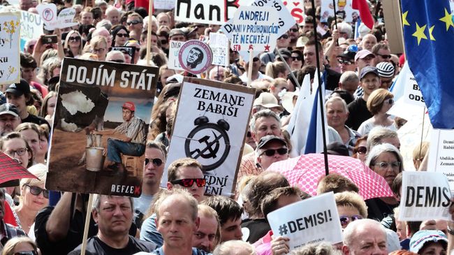 Участники протестной акции в Праге против премьер-министра Андрея Бабиша