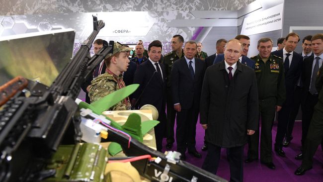 Президент РФ Владимир Путин осматривает экспозицию образцов спецтехники во время посещения международного военно-технического форума Армия-2019 в конгрессно-выставочном центре Патриот. 27 июня 2019 Президент РФ Владимир Путин осматривает экспозицию образцов спецтехники во время посещения международного военно-технического форума Армия-2019 в конгрессно-выставочном центре Патриот. 27 июня 2019