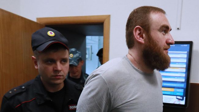 Бывший сенатор от Карачаево-Черкесии Рауф Арашуков после заседания Басманного суда города Москвы Бывший сенатор от Карачаево-Черкесии Рауф Арашуков после заседания Басманного суда города Москвы