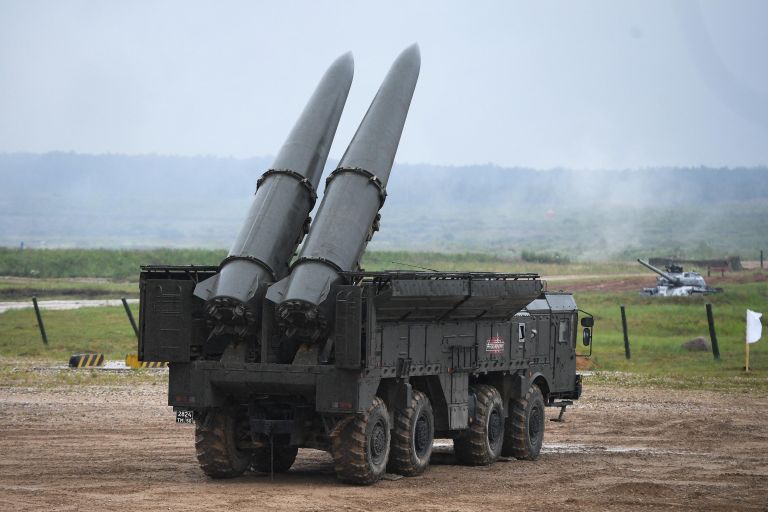Самоходная пусковая установка 9П78-1 Искандер-М во время демонстрации ходовых и огневых возможностей на полигоне Алабино Самоходная пусковая установка 9П78-1 Искандер-М во время демонстрации ходовых и огневых возможностей на полигоне Алабино