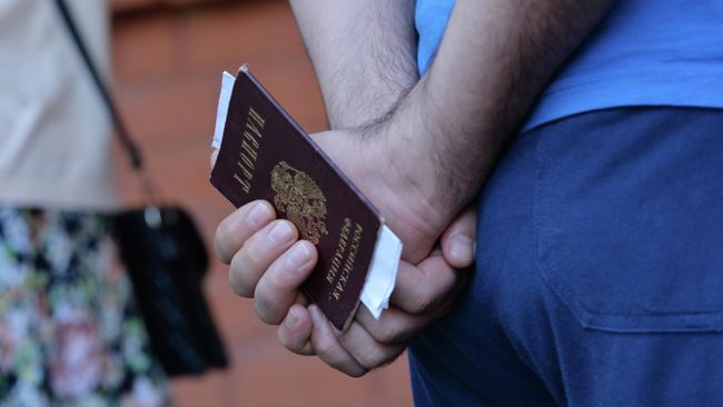 Мужчина стоит в очереди за пенсией Мужчина стоит в очереди за пенсией