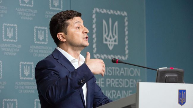 Президент Украины Владимир Зеленский во время брифинга в Киеве. 27 июня 2019 Президент Украины Владимир Зеленский во время брифинга в Киеве. 27 июня 2019