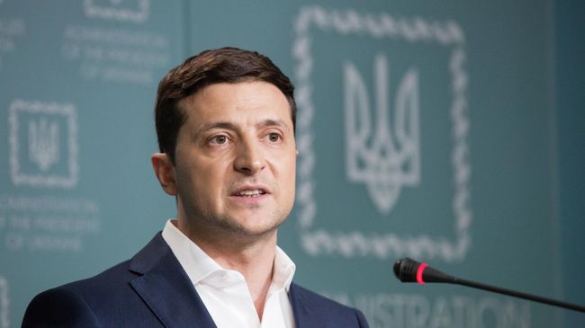 Президент Украины Владимир Зеленский во время брифинга в Киеве