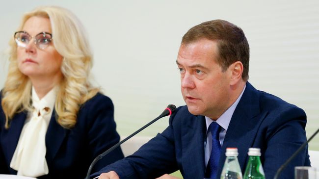 Председатель правительства РФ Дмитрий Медведев проводит совещание Совета при правительстве РФ по вопросам попечительства в социальной сфере, которое проходит на площадке Московского эндокринного завода. 27 июня 2019 Председатель правительства РФ Дмитрий Медведев проводит совещание Совета при правительстве РФ по вопросам попечительства в социальной сфере, которое проходит на площадке Московского эндокринного завода. 27 июня 2019