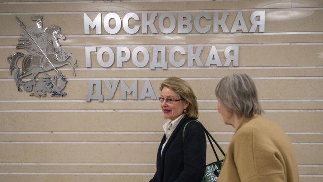 Женщины в фойе здания Московской городской думы Женщины в фойе здания Московской городской думы