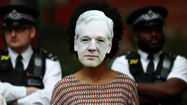 Участница акции в поддержку основателя организации WikiLeaks Джулиана Ассанжа в Лондоне Участница акции в поддержку основателя организации WikiLeaks Джулиана Ассанжа в Лондоне