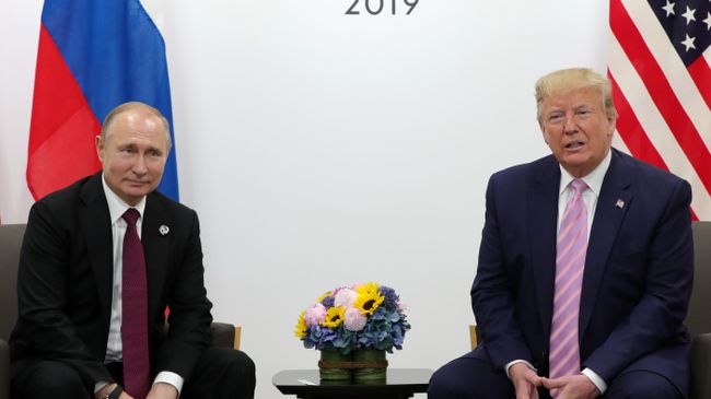Президент РФ Владимир Путин и президент США Дональд Трамп на полях саммита Группы двадцати в Осаке. 28 июня 2019 Президент РФ Владимир Путин и президент США Дональд Трамп на полях саммита Группы двадцати в Осаке. 28 июня 2019