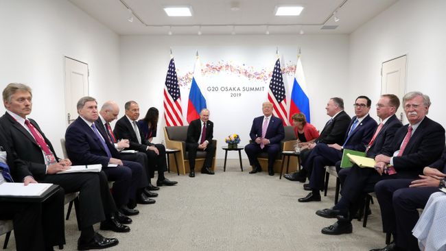 Президент РФ Владимир Путин и президент США Дональд Трамп на полях саммита Группы двадцати в Осаке. 28 июня 2019 Президент РФ Владимир Путин и президент США Дональд Трамп на полях саммита Группы двадцати в Осаке. 28 июня 2019