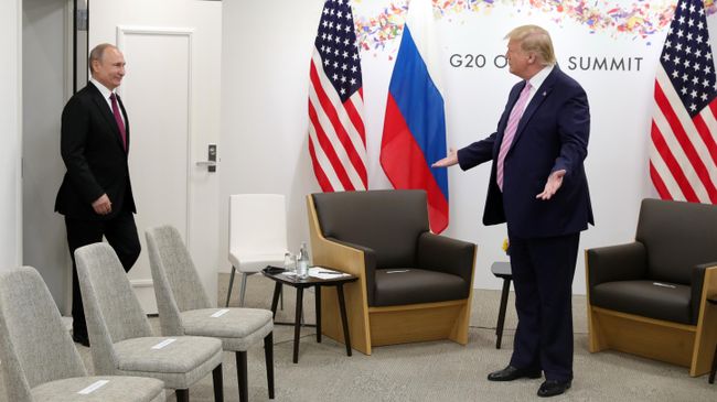 Президент РФ Владимир Путин и президент США Дональд Трамп во время встречи Президент РФ Владимир Путин и президент США Дональд Трамп во время встречи