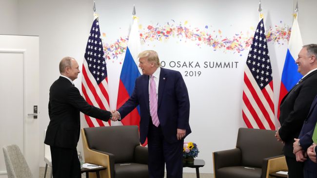 Президент РФ Владимир Путин и президент США Дональд Трамп Президент РФ Владимир Путин и президент США Дональд Трамп