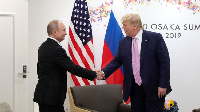 Президент РФ Владимир Путин и президент США Дональд Трамп Президент РФ Владимир Путин и президент США Дональд Трамп