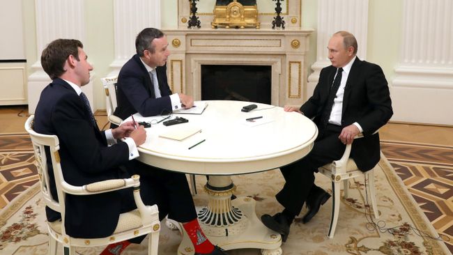 Президент РФ Владимир Путин во время интервью журналистам газеты Financial Times. 27 июня 2019 Президент РФ Владимир Путин во время интервью журналистам газеты Financial Times. 27 июня 2019