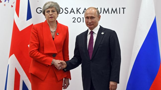 Президент РФ Владимир Путин и премьер-министр Великобритании Тереза Мэй во время встречи на полях саммита Группы двадцати в Осаке. 28 июня 2019