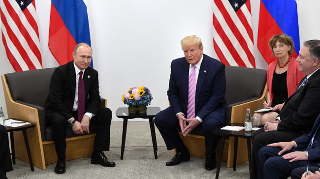 Президент РФ Владимир Путин и президент США Дональд Трамп (второй слева) во время встречи на полях саммита Группы двадцати в Осаке Президент РФ Владимир Путин и президент США Дональд Трамп (второй слева) во время встречи на полях саммита Группы двадцати в Осаке