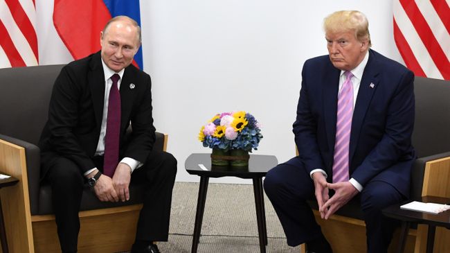 Президент РФ Владимир Путин и президент США Дональд Трамп во время встречи на полях саммита Группы двадцати в Осаке. 28 июня 2019 Президент РФ Владимир Путин и президент США Дональд Трамп во время встречи на полях саммита Группы двадцати в Осаке. 28 июня 2019