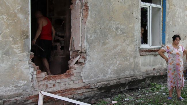Жители Донецка возле дома после обстрела со стороны украинских силовиков Жители Донецка возле дома после обстрела со стороны украинских силовиков