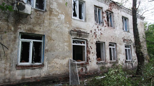 Разрушения в одном из домов в Донбассе Разрушения в одном из домов в Донбассе